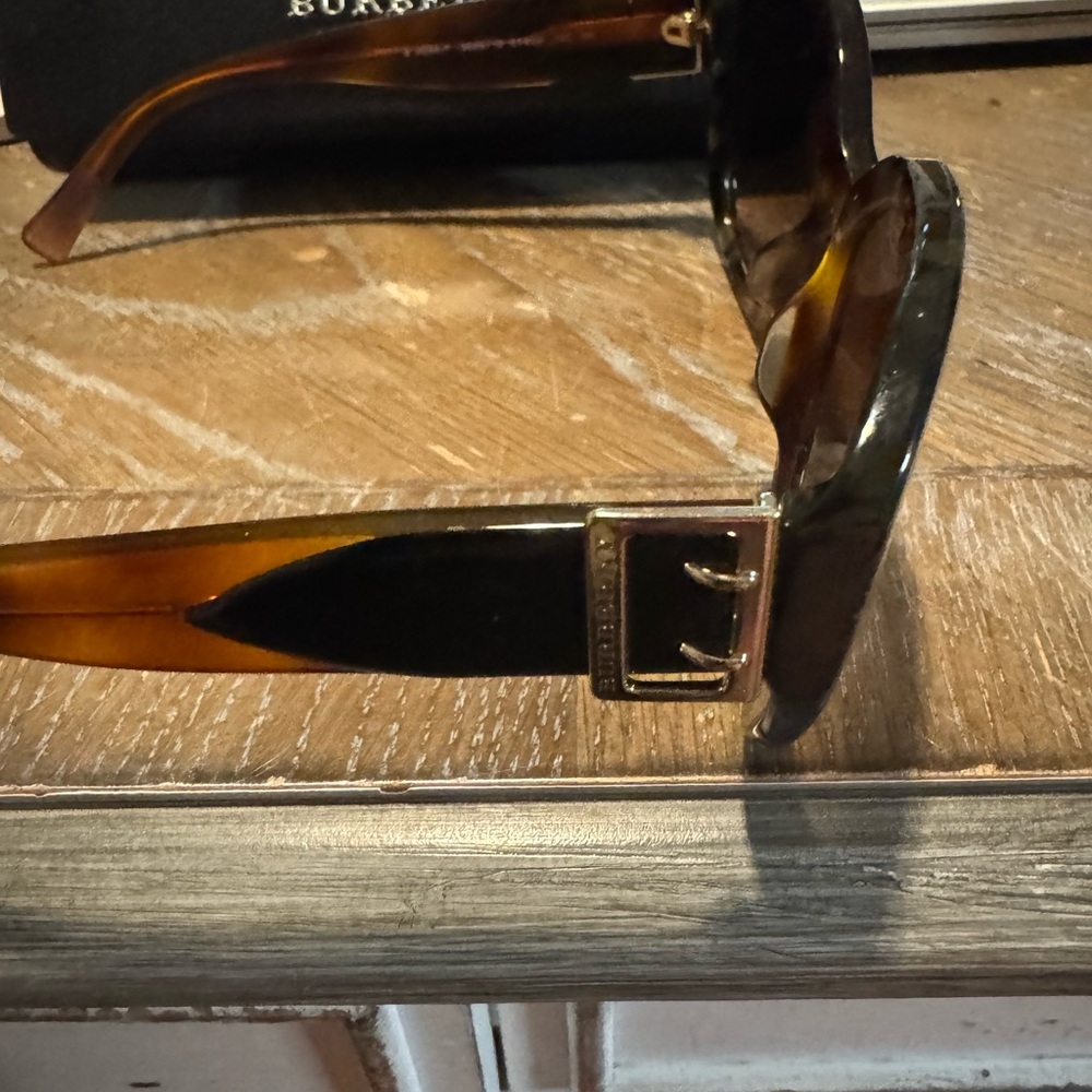 Burberry Brown Oversized Tortoiseshell Sunglasses - Picture 2 of 9